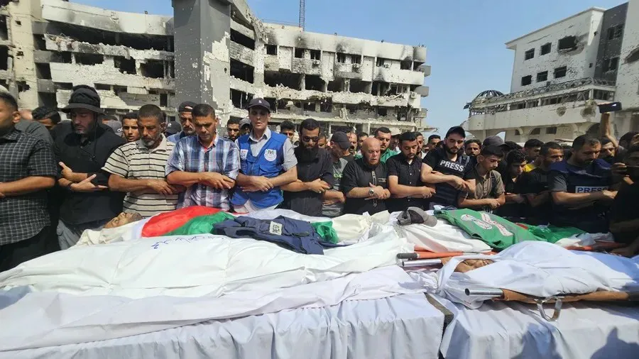 Periodistas asesinados en un ataque de precisión israelí a su tienda en la ciudad de Gaza|Foto: EFE/Ahmad Awad Israel mata al periodista palestino Anas al Sharif en Gaza junto a otros cinco reporteros