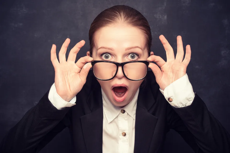 Mujer con gafas - sorprendida