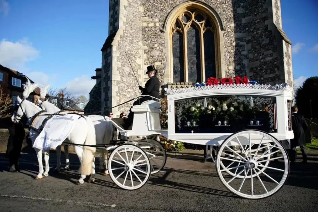 Funeral de Liam Payne - carruaje tirado por caballos que lleva el ataúd Foto: Andrew Matthews/PA Wire CNN