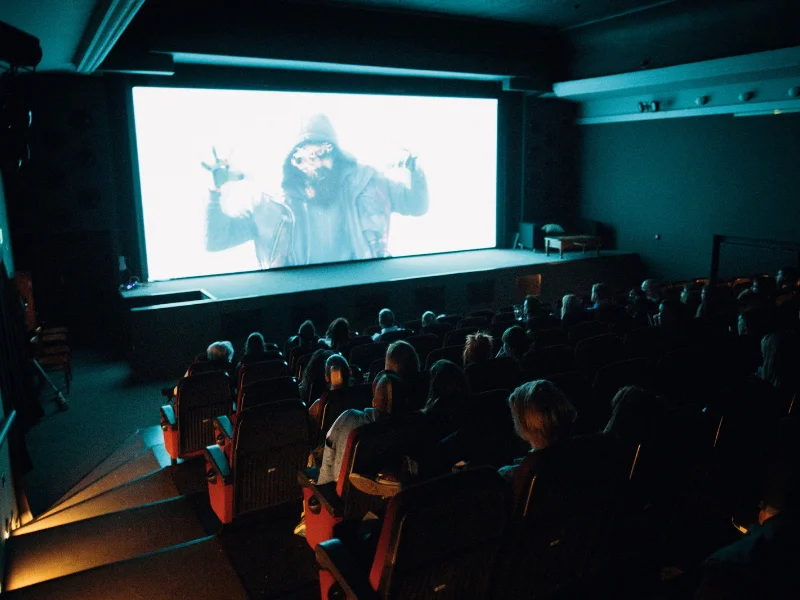 pantalla-de-cine-proyectando-una-ficcion-espanola-en-sala-oscura