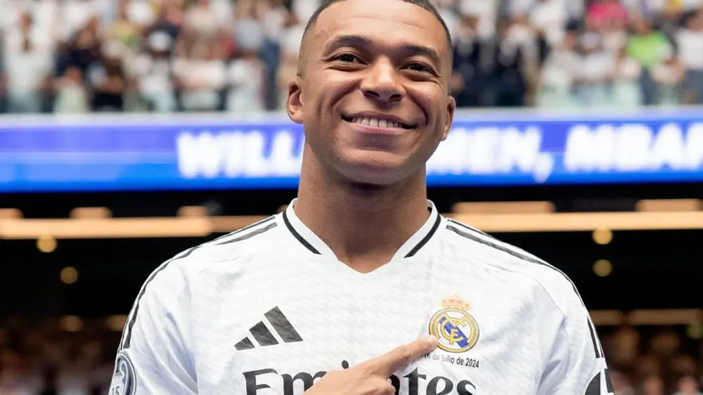 Mbappé presentado en el Bernabéu y firma de su contrato con el Real foto 1 prensa real madrid