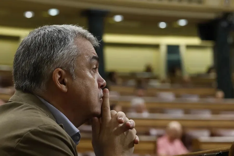 El diputado socialista Santos Cerdán|Foto: EFE/Javier Lizon La Policía va a la casa de Santos Cerdán para revisar dos paquetes enviados desde el Congreso. Cerdán cobrará una indemnización de 19.400 euros por sus 6 años de diputado