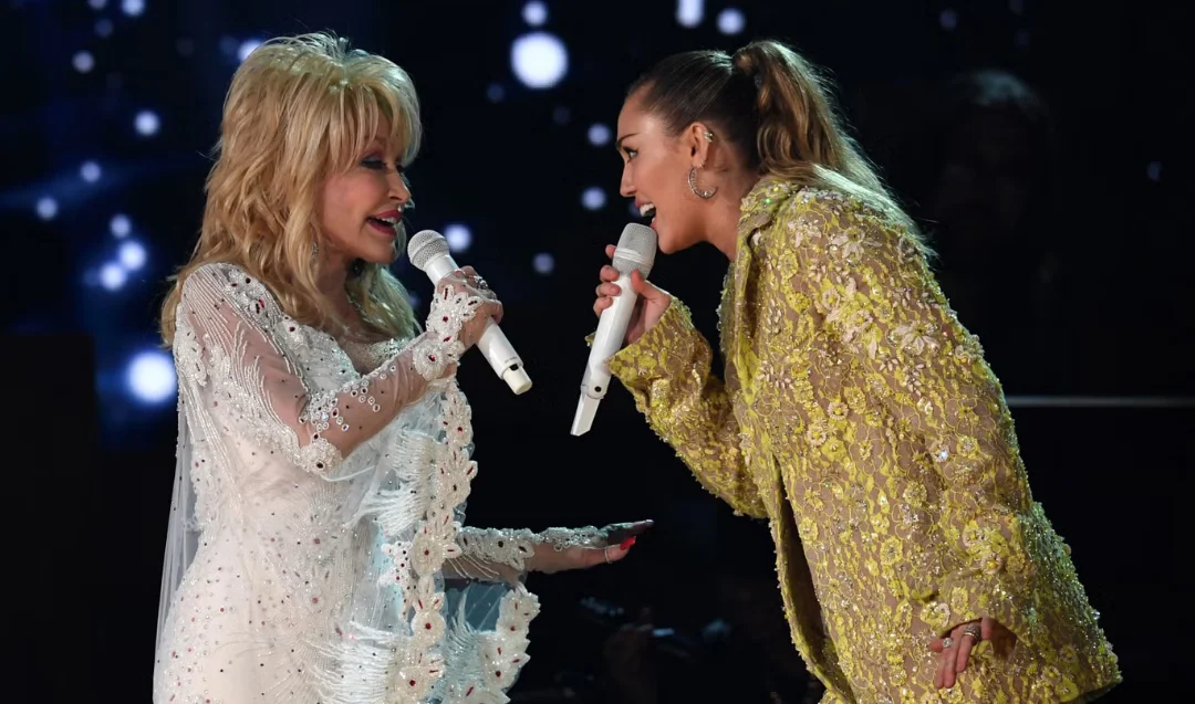 Dolly Parton y Miley Cyrus durante los premios Grammy  en 2019 | Foto: AFP / Getty 