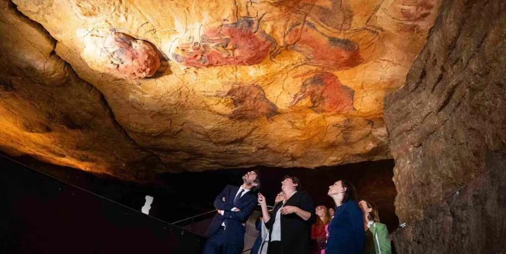 El Ministro de Cultura, Ernest Urtasun visitando la reproducción de la cueva de Altamira| Foto: Ministerio de Cultura. Los jóvenes de Santillana del Mar que cumplan 18 años podrán visitar la cueva original de Altamira, reservándose 20 de las 250 entradas anuales para reforzar su vínculo con este patrimonio único, según aprobó hoy el Patronato.

