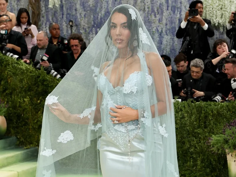 georgina-rodriguez-con-vestido-azul-claro-y-rosario-de-lujo-en-la-escalinata-de-la-met-gala-2026|Foto: Getty Images 