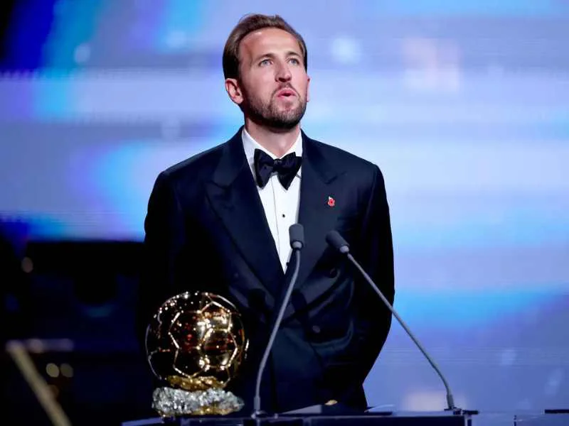 El futbolista Harry Kane posando durante la ceremonia de premios|Foto: EFE 