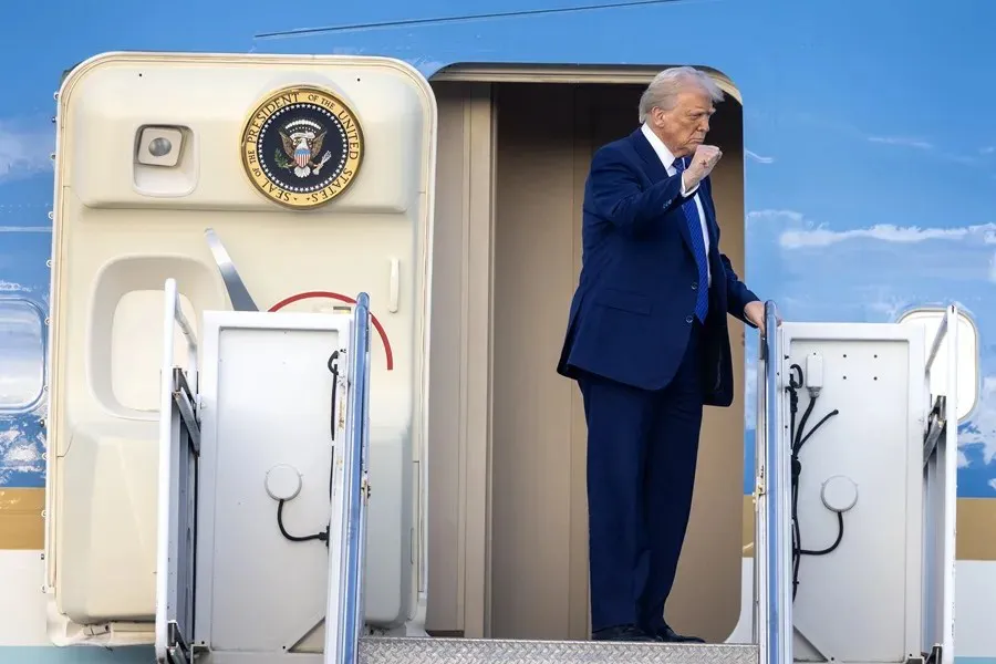 El presidente de Estados Unidos, Donald Trump, en el Air Force One|Foto: EFE/EPA/Cristobal Herrera-Ulaskevich Irán e Israel confirman el alto el fuego tras la propuesta de Trump