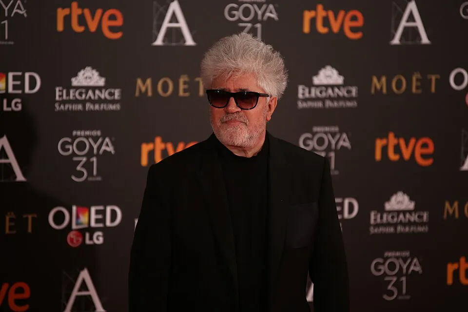 Pedro Almodóvar en los Premios Goya 2017|Foto: Ruben Ortega / Wikimedia Commons El aclamado cineasta español Pedro Almódovar no solo celebró su carrera cinematográfica durante la gala del 50th Chaplin Award, sino que aprovechó el escenario mundial para denunciar las políticas del presidente estadounidense, en un discurso que ya está dando la vuelta al mundo.