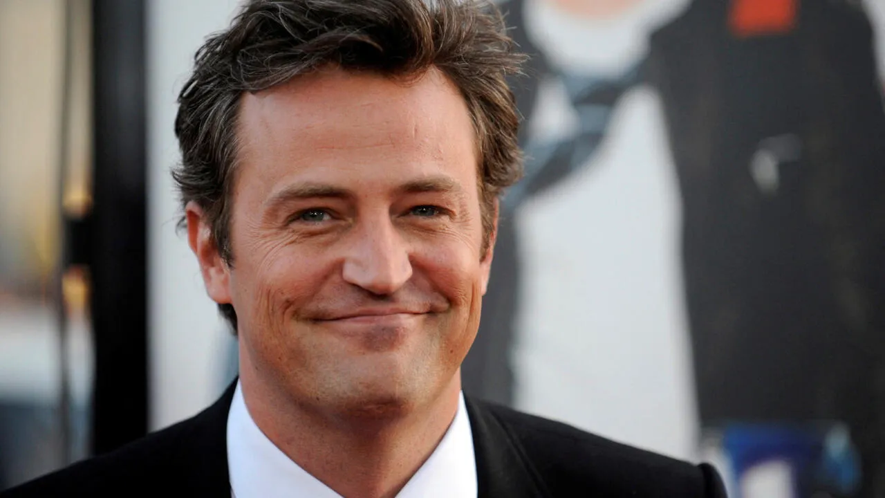 Matthew Perry muerte por sobredosis. Foto: Reuters / Phil McCarten El actor Matthew Perry falleció por sobredosis de ketamina. Un actor admitiò que suministró la droga