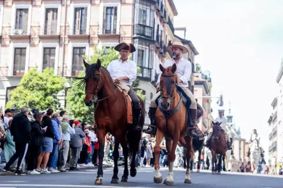 Varios actores desfilan durante la recreación de la Liberación de Madrid|Foto: Europa Press/Ricardo Rubio Madrid celebra el Dos de Mayo con recreaciones históricas, zarzuelas y danza
