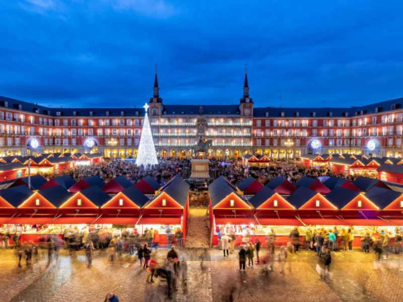 Puestos e iluminación tradicional en el mercadillo navideño de la Plaza Mayor de Madrid|Foto: Ayuntamiento de Madrid