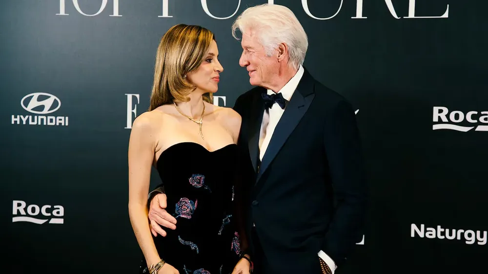 Richard Gere y Alejandra Silva/ Foto: Diario AS Richard Gere y Alejandra Silva, unidos en su compromiso solidario, durante su visita a Murcia para apoyar el nuevo gimnasio pediátrico de la Fundación Aladina en el Hospital Virgen de la Arrixaca.
