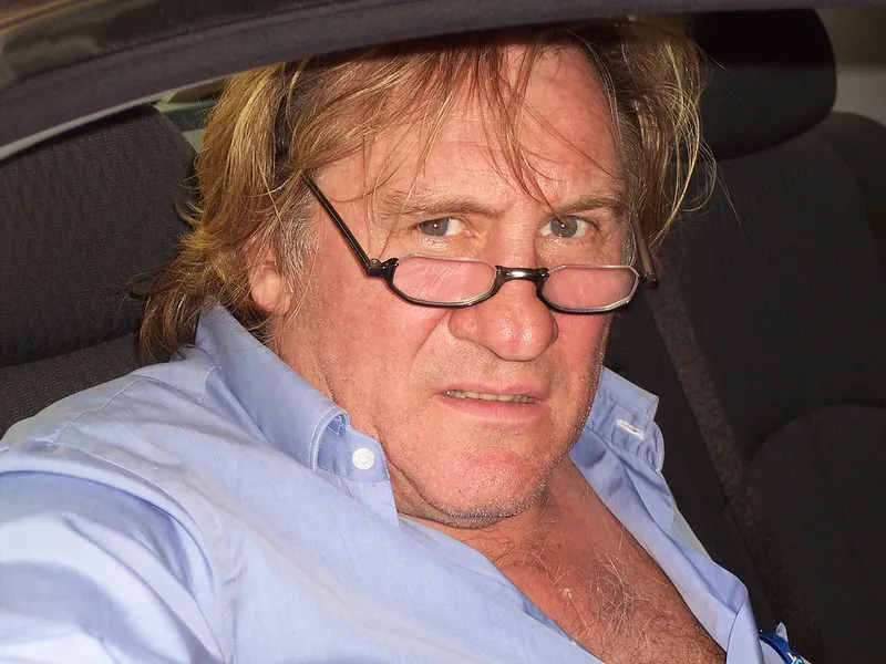 Gerard Depardieu|Foto: Tom Lee KelSo / Flickr La justicia francesa avanza con el caso de 2018, uno de los más emblemáticos del movimiento #MeToo en el país, mientras el actor Gérard Depardieu ya enfrenta una condena previa por agresiones a otras dos mujeres.