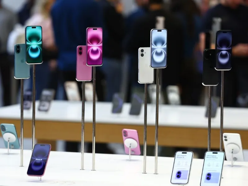 iPhones de la Serie 16 de Apple|Foto: CNN/Peter Nicholls/Getty Images Europe iPhone 17: novedades, precios estimados y colores 