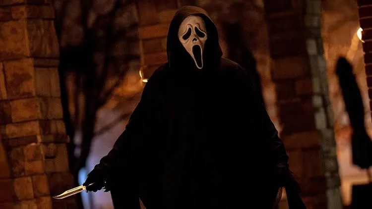 Escena del trailer de Scream 7|Foto: IMDb El esperado avance de Scream 7 anuncia el regreso de Neve Campbell como Sidney Prescott, pero la falta de las protagonistas de las dos entregas anteriores, Melissa Barrera y Jenna Ortega, ensombrece la celebración y aviva la polémica.