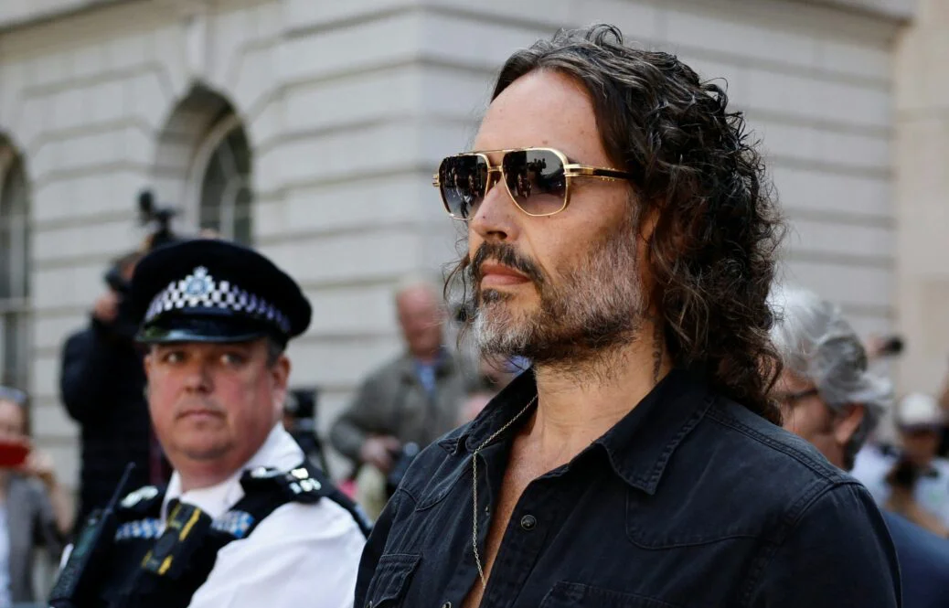 Russel Brand se enfrenta a 6 acusaciones por violación sexual | Foto: Benjamin Cremel/AFP