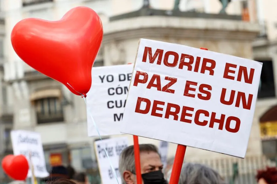 Concentración a favor de la eutanasia|Foto: EFE Chema Moya Fiscalía y Generalitat avalan que la joven que pide la eutanasia cumple los requisitos 

