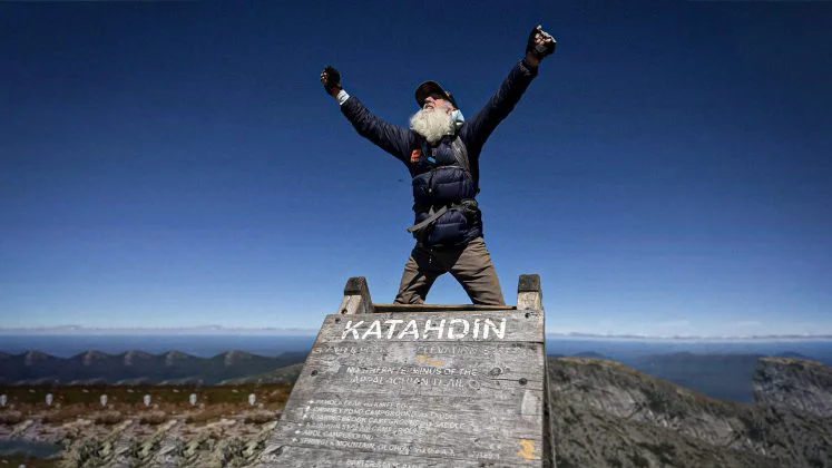 Dale Sanders en la cima del monte Katahdin, tras completar el Sendero de los Apalaches | Foto: Robert F. Bukaty