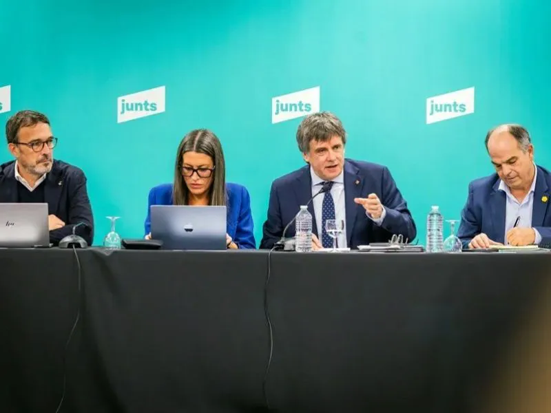 El presidente de JxCat, Carles Puigdemont, Jordi Turull, Míriam Nogueras y Josep Rius|Foto: EFE/JxCat/Nuria Camera Junts rompe con el PSOE de forma «unánime»

