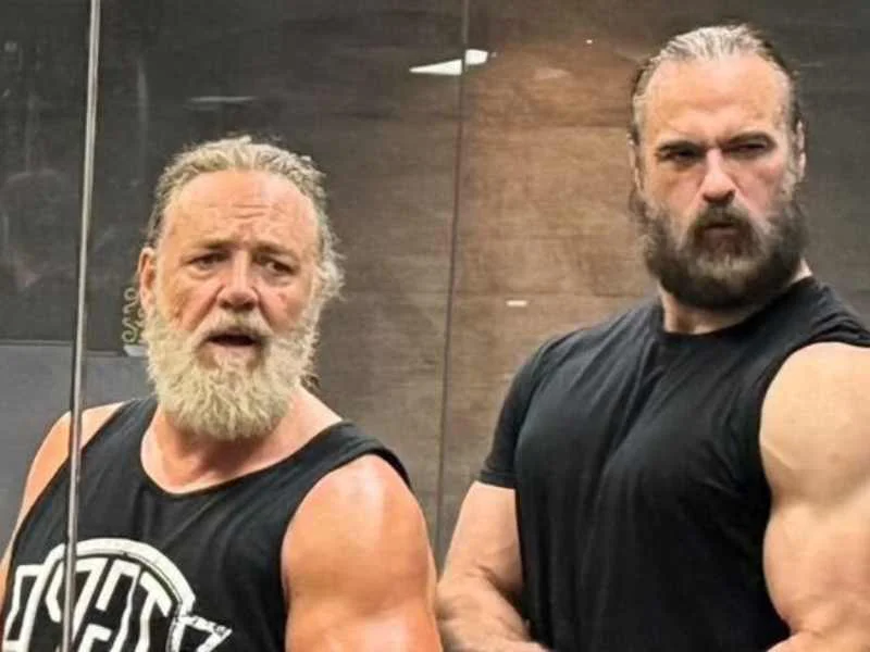 El actor Russell Crowe entrenando en el gimnasio junto al luchador Drew McIntyre|Foto: Redes Sociales