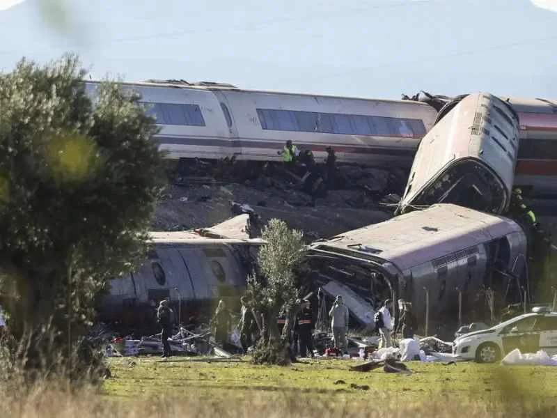 Equipos de emergencia desplegados tras la colisión de trenes en Toledo|Foto: EFE