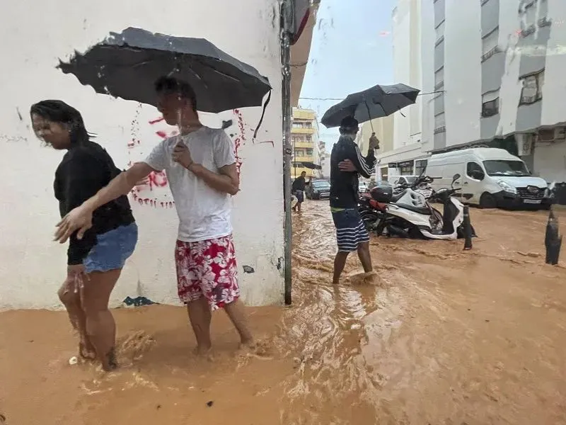 Calles anegadas en Ibiza debido a las intensas lluvias|Foto: EFE/Sergio G. Cañizares Aemet: lluvias «históricas» en Ibiza de hasta 252 litros