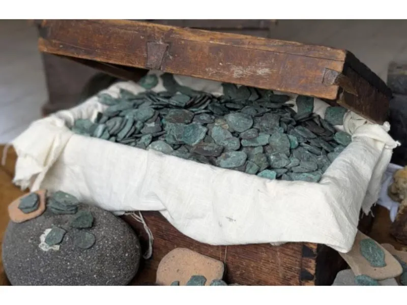 Hallan más de 1.000 monedas de oro y plata en Florida: tesoro español valorado en $1 millón|Foto: CNN Descubren monedas coloniales frente a la "Costa del Tesoro" en Florida. El tesoro español de 1715 aporta valor histórico y arqueológico
