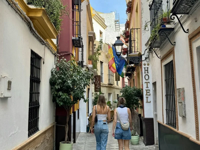 turistas-espanoles-caminando-por-las-calles-de-un-pueblo-sin-masificacion-turistica