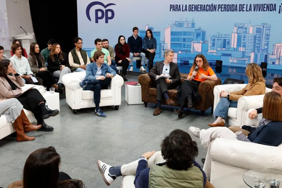 Alberto Núñez Feijóo- EFE/Chema Moya  líder del PP, Alberto Núñez Feijóo (c), aborda el problema de la vivienda con asociaciones juveniles, este viernes en Madrid. EFE/Chema Moya