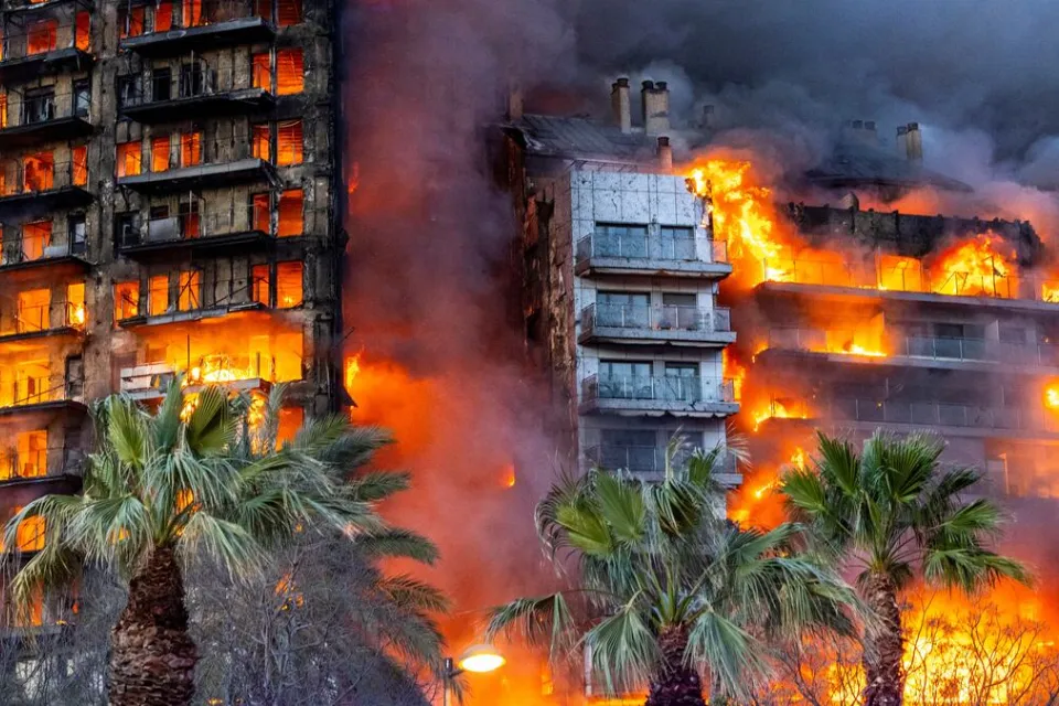 Incendio de Edificio Camapanar Valencia / Foto: Mónica Torres  