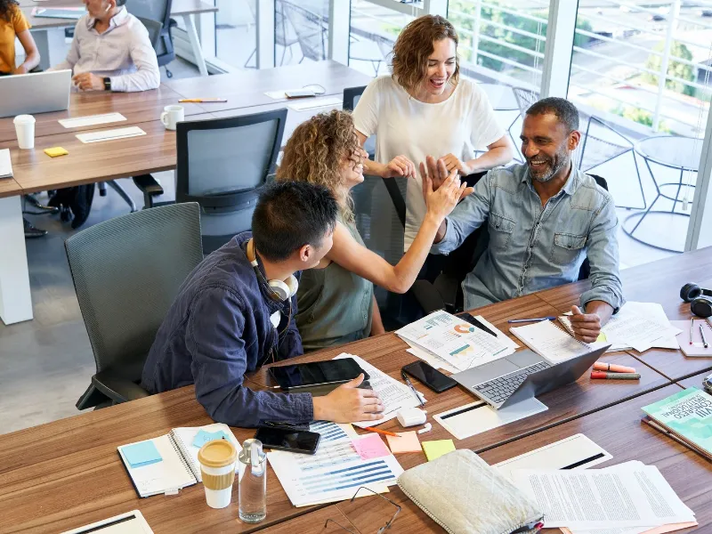 personas-felices-habito-satisfaccion-laboral Estudios revelan que la satisfacción laboral y el propósito en las tareas diarias son claves de la felicidad
