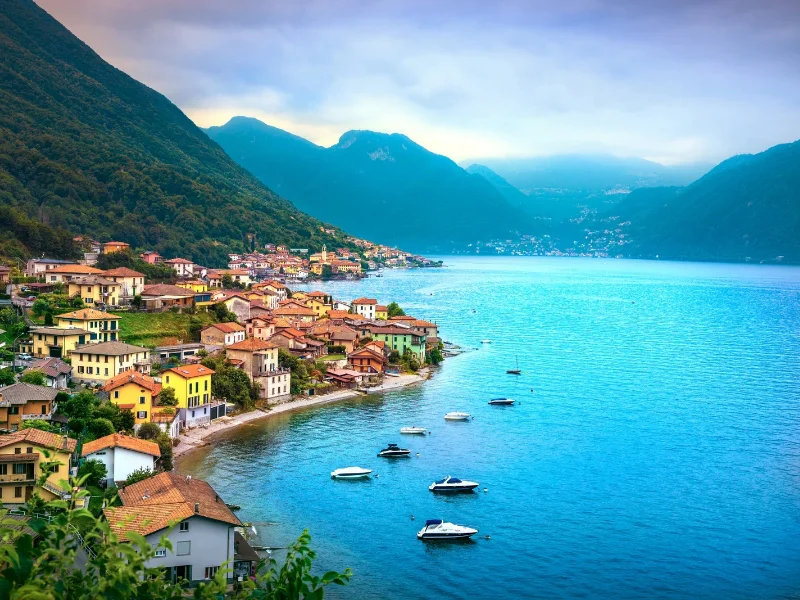 vista-panoramica-de-un-lago-italiano-con-montanas-alpinas-al-fondo