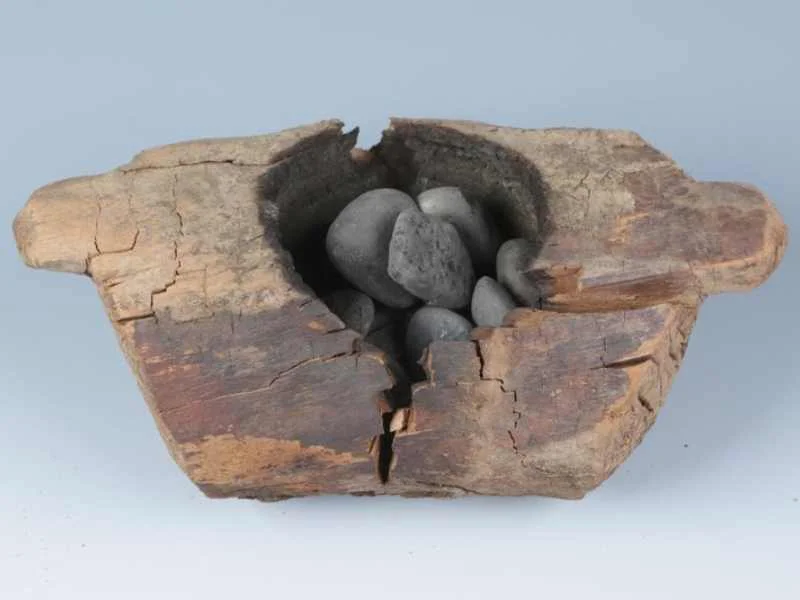 cuencos-de-madera-antiguos-con-piedras-negras-de-hollin-en-un-yacimiento-arqueologico|Foto: Xinhua Wu