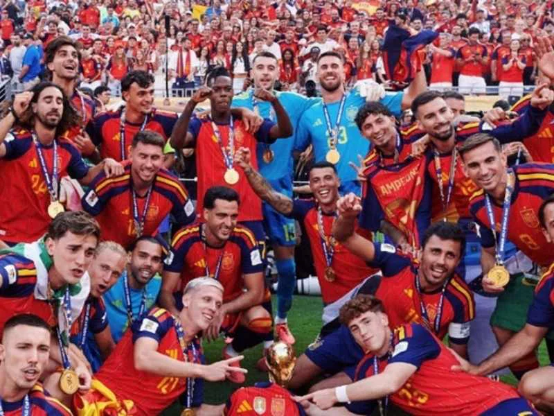 Jugadores de la selección española festejando el título mundial|Foto:  @primevideoes/@sefutbol