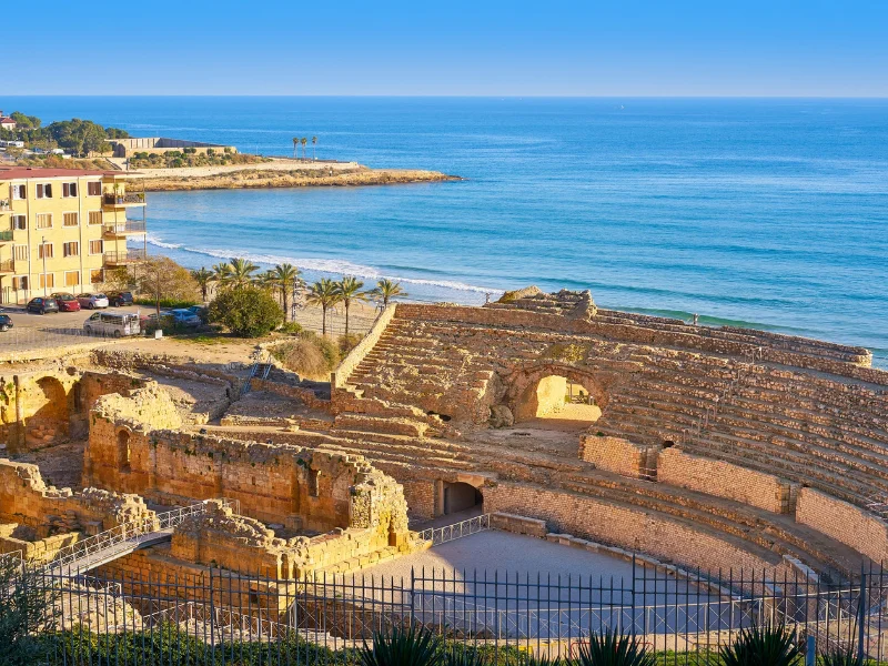 Anfiteatro romano de Tarragona frente a las aguas azules del mar Mediterraneo en la Costa Dorada