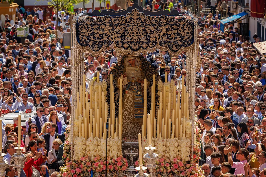 Salida de la Hermandad de la Hiniesta en el Domingo de Ramos en Sevilla|Foto: El Mundo/EFE/Julio Muñoz Semana Santa 2025: jueves y viernes Santo y días festivos en España