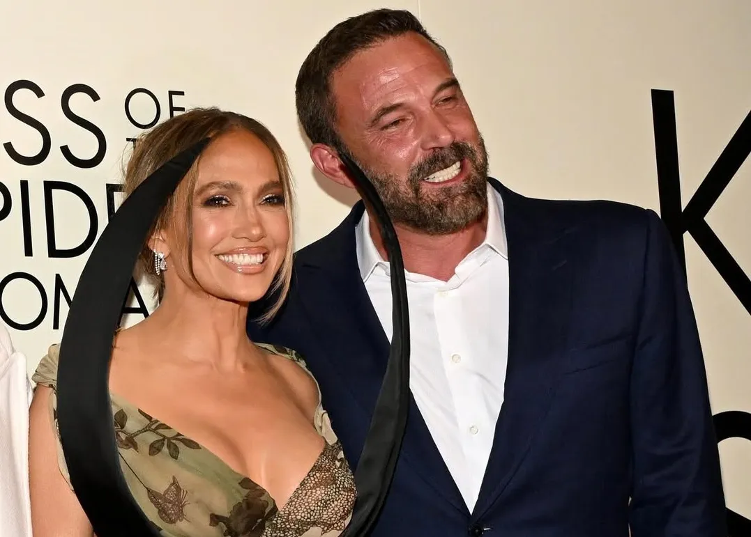 Jennifer Lopez y Ben Affleck reunidos en la alfombra roja del estreno de “El beso de la mujer araña”|Foto: Getty Por primera vez desde la finalización de su divorcio, Jennifer Lopez y Ben Affleck volvieron a compartir protagonismo en una alfombra roja, ofreciendo una imagen de cordialidad y respeto mutuo durante el estreno de la película “El beso de la mujer araña”.