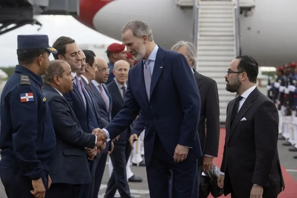 Felipe VI junto al viceministro dominicano de Política Exterior Francisco Caraballo|Foto: EFE/Orlando Barría Felipe VI llega a Santo Domingo para participar en el Congreso Mundial del Derecho