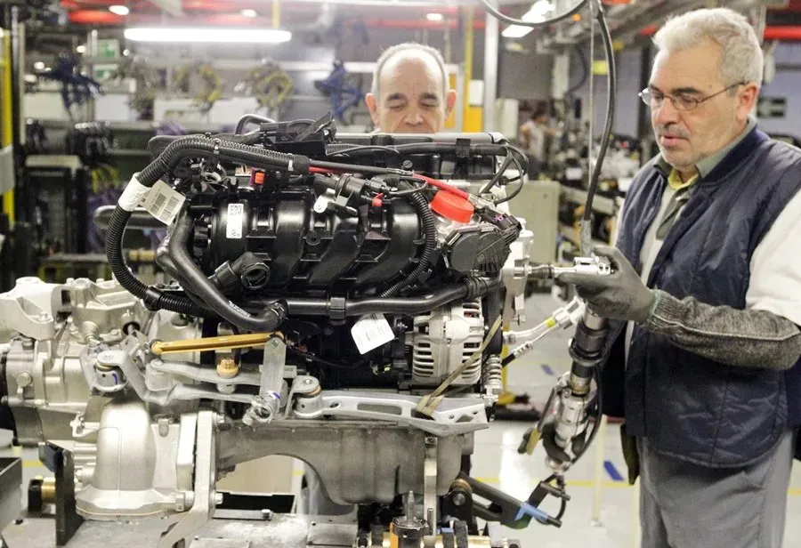 Trabajadores de la factoría que GM España tiene en Figueruelas (Zaragoza)|Foto: EFE/Javier Cebollada Más inmigración regular y activar a los trabajadores mayores recomienda la OCDE