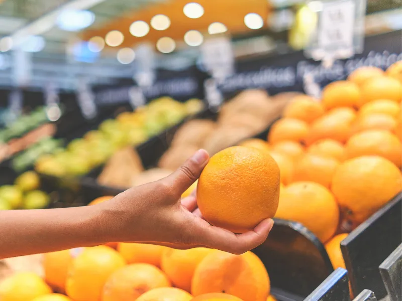 naranjas-en-un-supermercado-mercadona-en-españa-con-etiquetas-de-origen-nacional-y-europeo Mercadona inicia campaña nacional con 131.000 toneladas de cítricos españoles