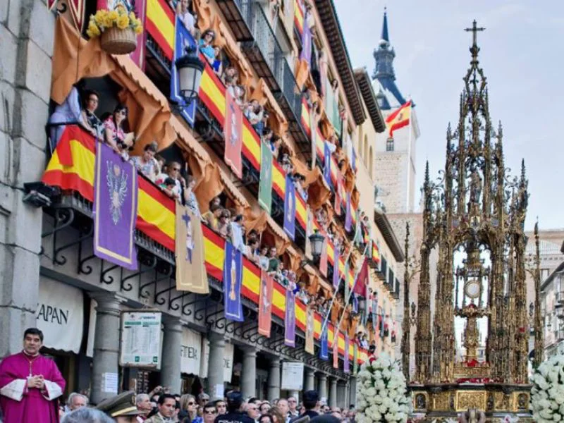 casco-historico-de-toledo-calles-decoradas-con-toldos-y-tapices|Foto: Cadena Ser 