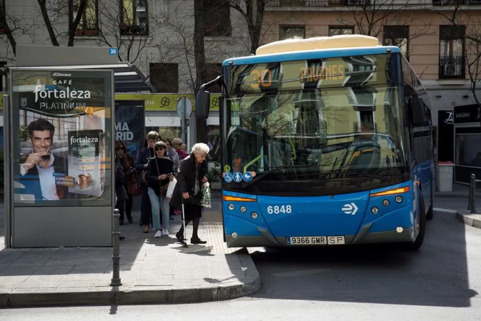 Un autobús de la EMT - Madrid - Foto: EFE/Luca Piergiovanni Un autobús de la EMT realiza una parada en el intercambiador de autobuses de Felipe II en Madrid, en una imagen de archivo. EFE/Luca Piergiovanni