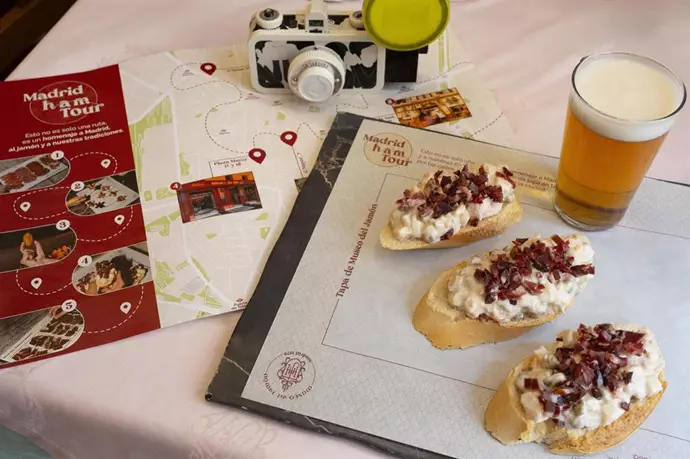 El Museo del Jamón presenta una propuesta turística: el Madrid Ham Tour|Foto: Europa Press/Museo del Jamón El Museo del Jamón estrena este verano una original propuesta turística: el Madrid Ham Tour, una ruta guiada a pie por el corazón de la ciudad que aúna cultura, historia y tapeo con el jamón como hilo conducto

