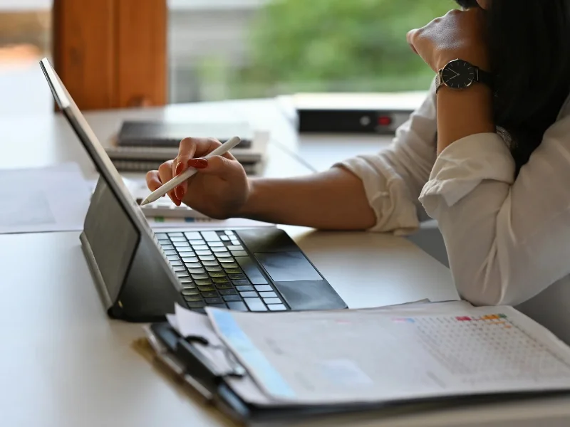 Persona utilizando el certificado digital para un trámite administrativo