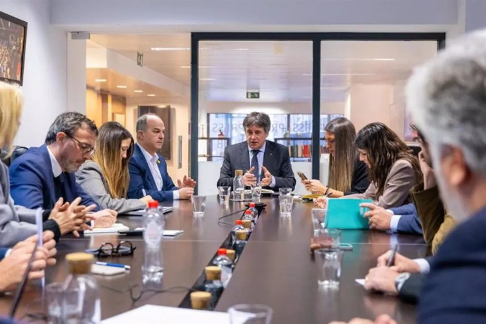 PSOE y Junts acuerdan salvar parte del decreto ómnibus y tramitar la cuestión de confianza- Foto: Europa Press 