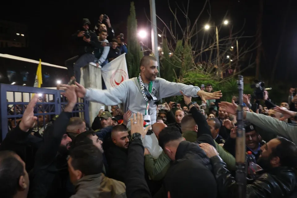 Zakaria Zubeidi, ex jefe de las Brigadas de los Mártires de Al-Aqsa en Jenin- preso palestino en Israel - EFE/Alaa Badar Zakaria Zubeidi, ex jefe de las Brigadas de los Mártires de Al-Aqsa en Jenin, saluda después de ser liberado de prisión. EFE/ALAA BADARNEH