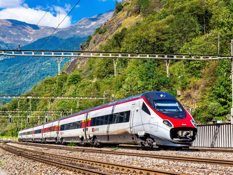 tren-de-alta-velocidad-circulando-por-la-via-durante-la-campaña-de-verano