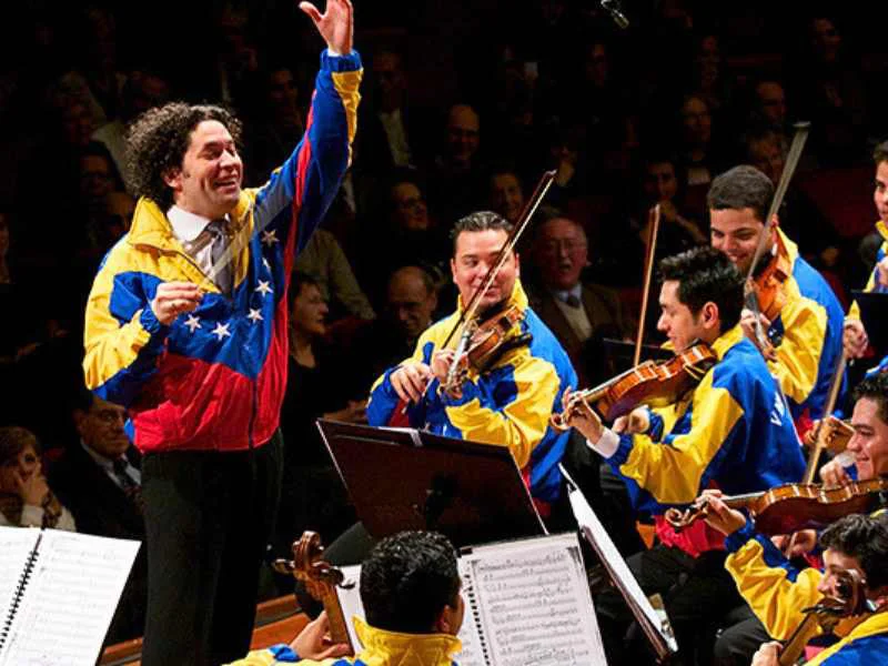 gustavo-dudamel-dirigiendo-la-orquesta-sinfonica-simon-bolivar|Foto: El Sistema 