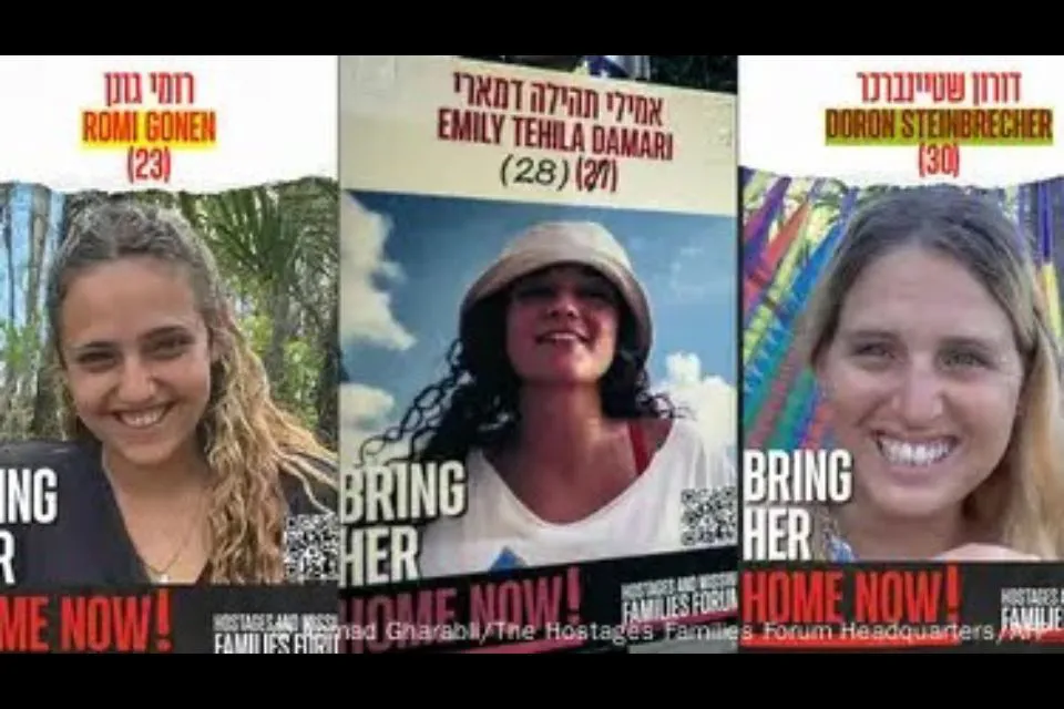 Romi Gonen (izquierda en la imagen), Emily Damari y Doron Steinbrecher son las rehenes liberadas por Hamás- DW