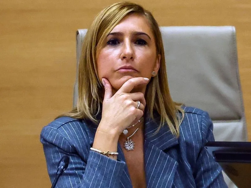 salome-pradas-declaracion-juzgado-llamadas-perdidas-mazon-dana|Foto: EFE Salomé Pradas confiesa ante la jueza que Carlos Mazón no atendió sus llamadas en el momento crítico de la inundación y denuncia presiones de su entorno.
